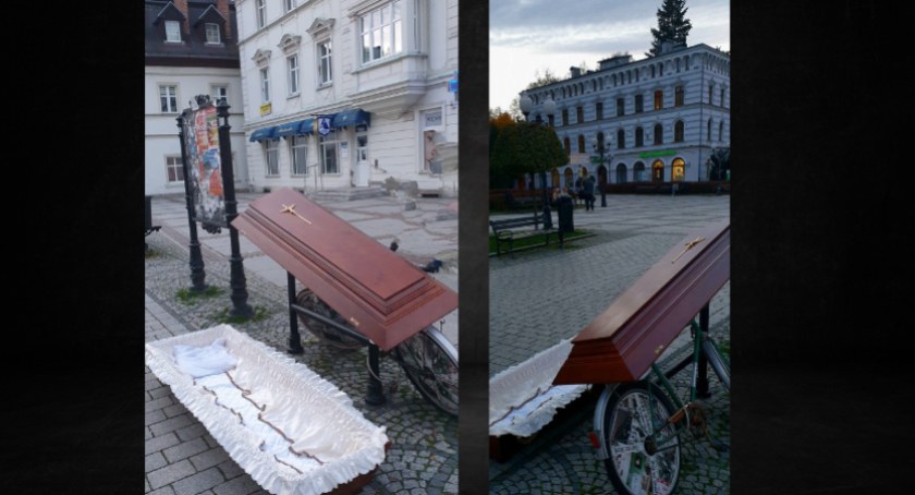 Otwarta trumna na placu Piastowskim. Niecodzienny widok