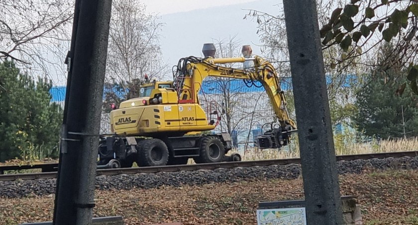 Koniec remontu torowiska do Szklarskiej Poręby - ale na razie po torach jeżdżą jeszcze koparki