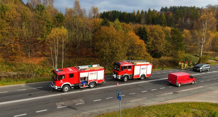 Utrudnienia na wyjeździe z Jeleniej Góry w stronę Zgorzelca. Zderzenie dwóch samochodów.