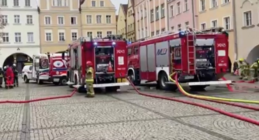 Ewakuacja Ratusza - w środku był terrorysta. Ćwiczenia w Jeleniej Górze