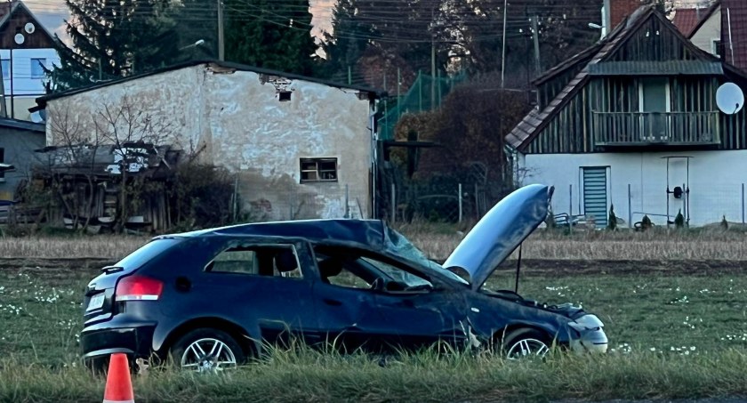 Dwie osoby w szpitalu, po dachowaniu auta którym jechali