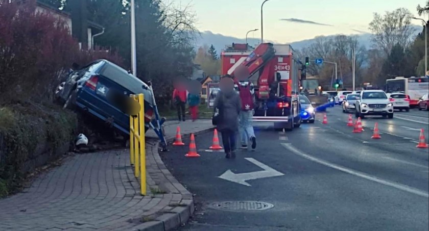 Jelenia Góra - BMW wyleciało z drogi na ulicy Wolności