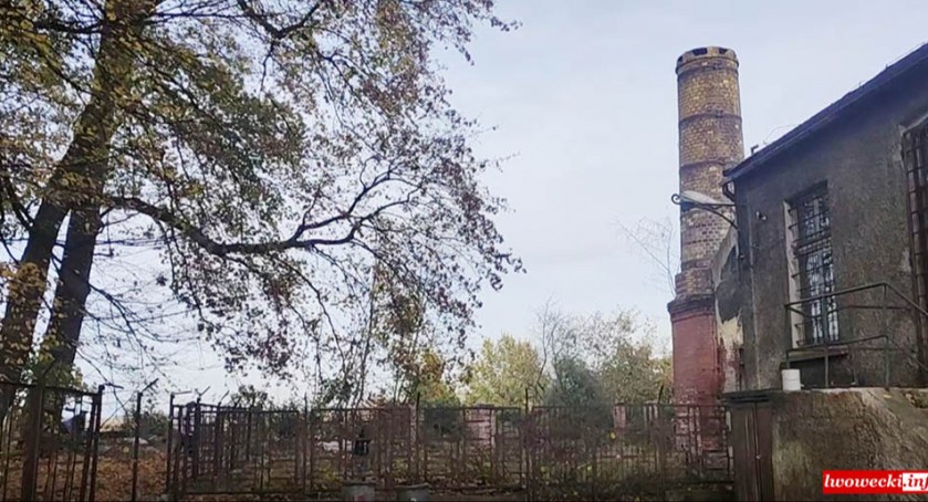 Nastolatkowie gnębią bezdomnego
