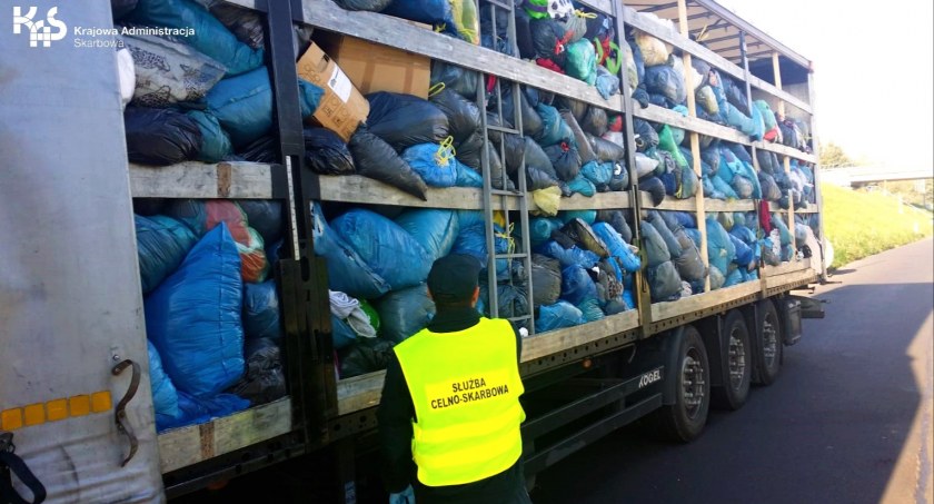 KAS zatrzymała transport 13 ton odpadów odzieży używanej
