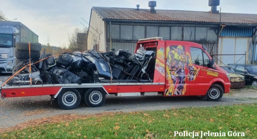 Zlikwidowane dwie dziuple samochodowe. Paserzy w rękach policjantów