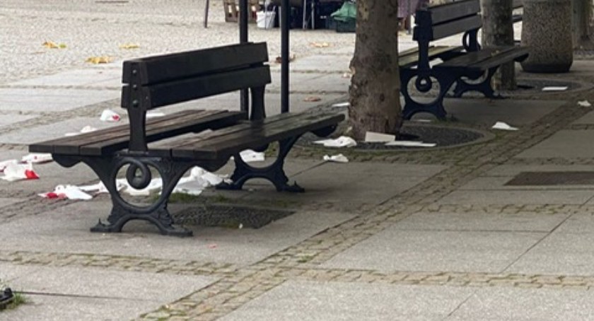 Mężczyzna z rozciętą stopą w centrum miasta