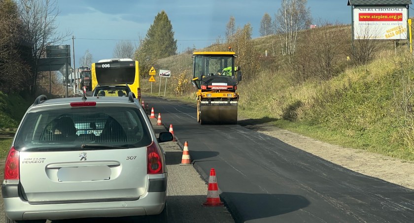 Sosnówka - Nowy asfalt na wyeksploatowanym odcinku drogi