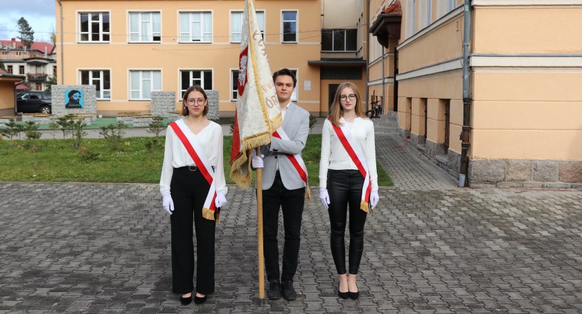 Norwid do hymnu. II LO z szacunkiem do tradycji