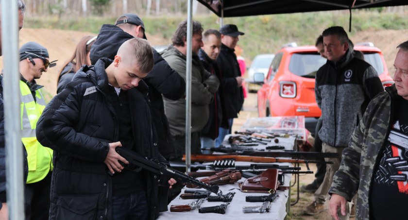 Piknik charytatywny na poligonie z okazji Dnia Niepodległości