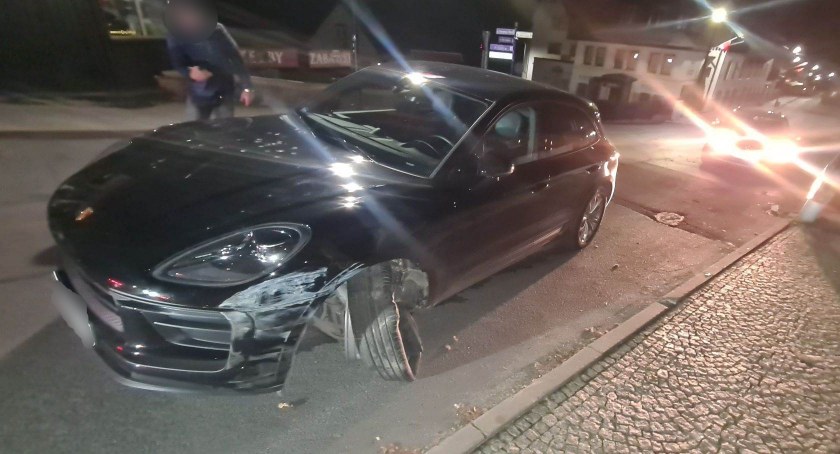 Zderzenie Porsche z taksówką. Sprawca uciekał z miejsca zdarzenia