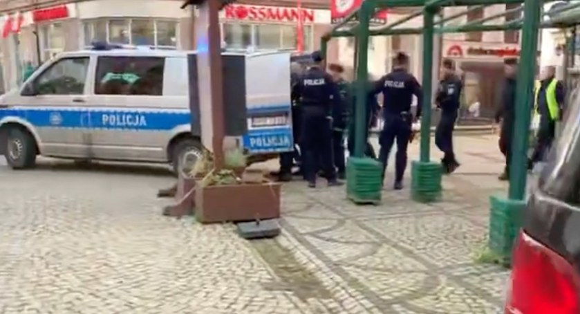 Agresor w hotelu w centrum miasta