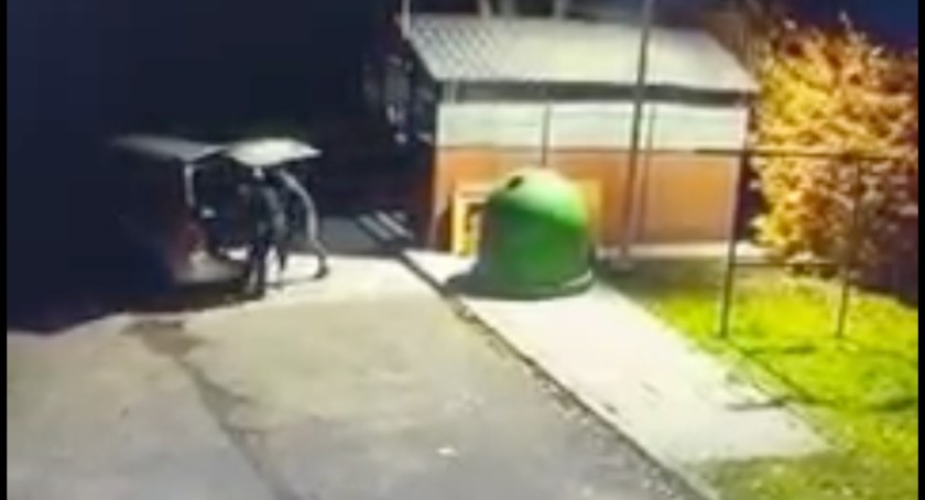 Podrzucają śmieci pod osłoną nocy. Nagrała ich kamera