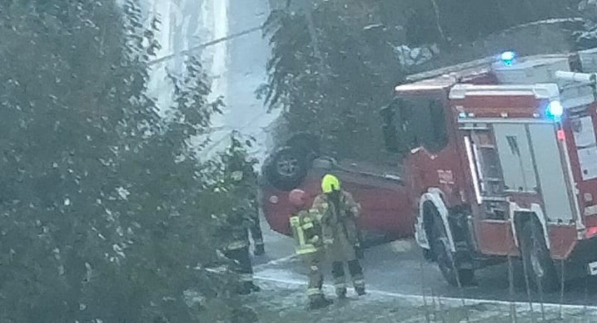 W dalszym ciągu ślisko na drogach. Dachowanie w Karpaczu.