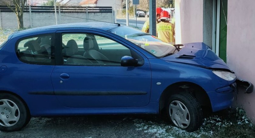 Peugeotem w budynek. Prawie wjechał do środka przez okno