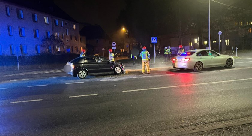 Kolizja na ulicy Wolności. Strażacy usuwają plamę oleju