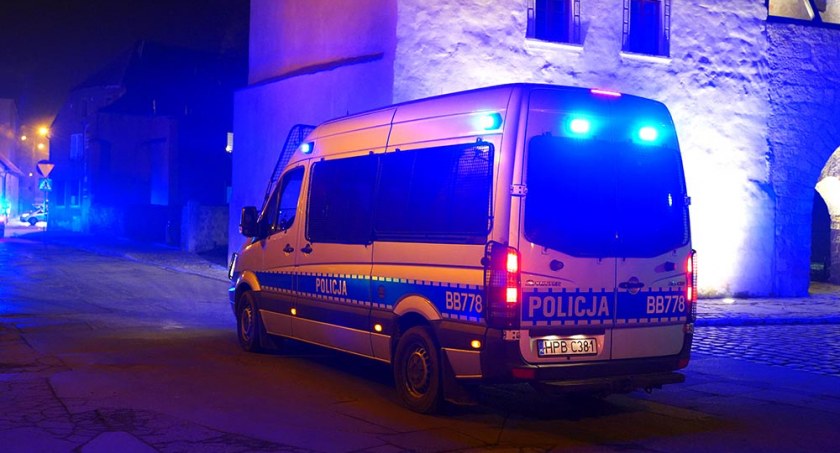 Mężczyzna nie otwierał drzwi. Zapadła decyzja o siłowym wejściu do mieszkania