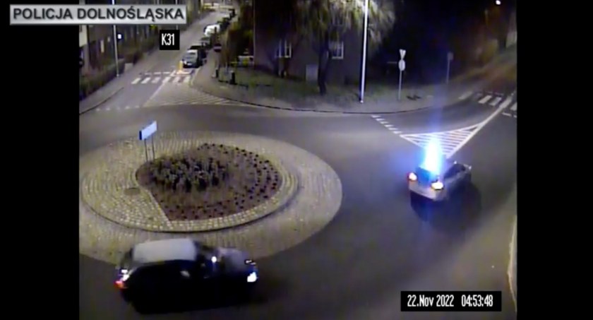 Policjanci pilotowali do szpitala samochód z chorą, młodą kobietą