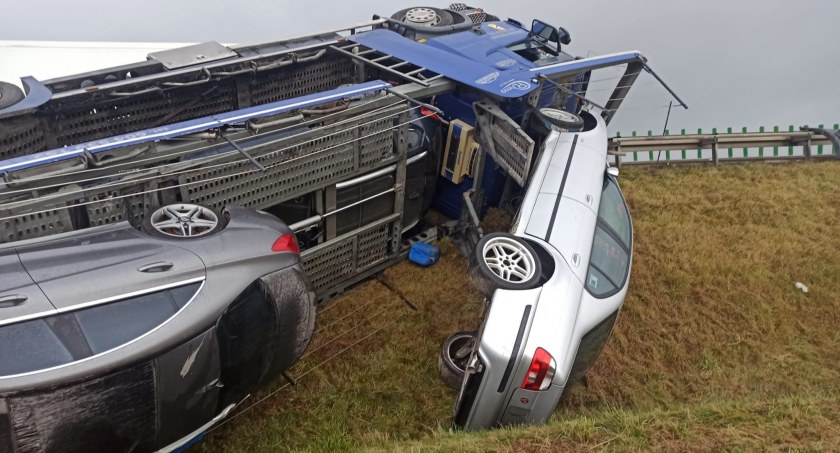 Groźny wypadek na A4. Laweta przewożąca auta wypadła z drogi.