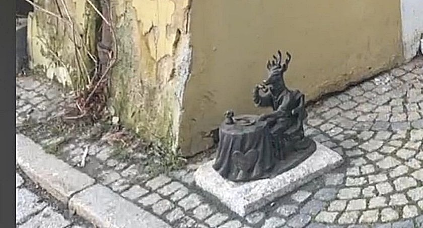 Wstyd dla miasta. Nowy jelonek w obskurnym otoczeniu.