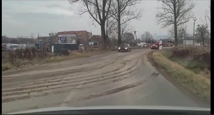 Błoto z budowy na ulicach Cieplic