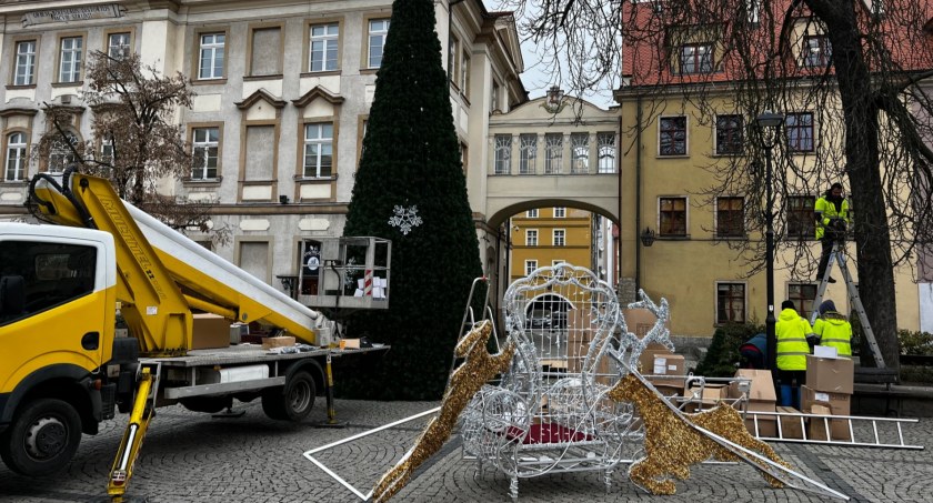 W centrum Jeleniej Góry pojawiła się choinka