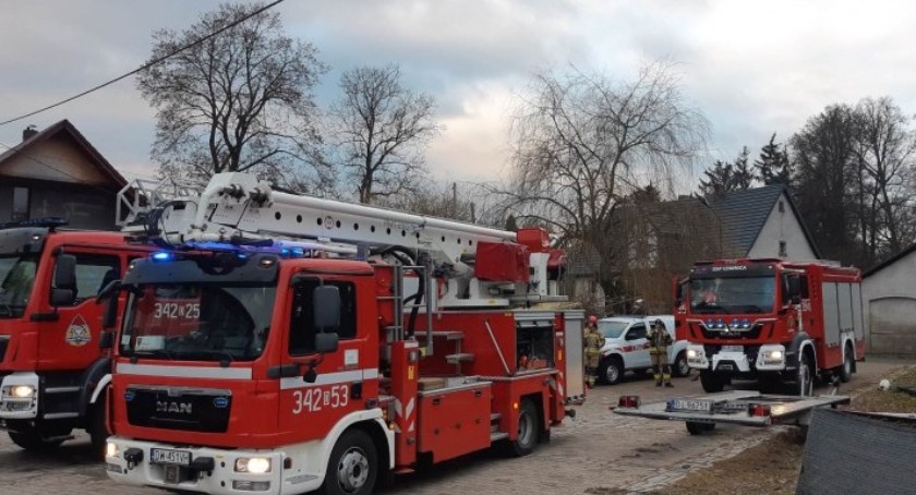 Interwencja strażaków w warsztacie w Wojanowie