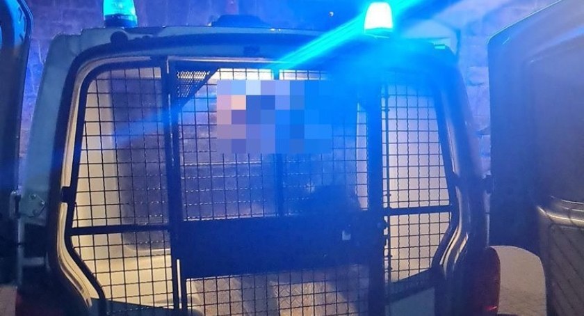 Pijany wandal zdewastował zaparkowane samochody