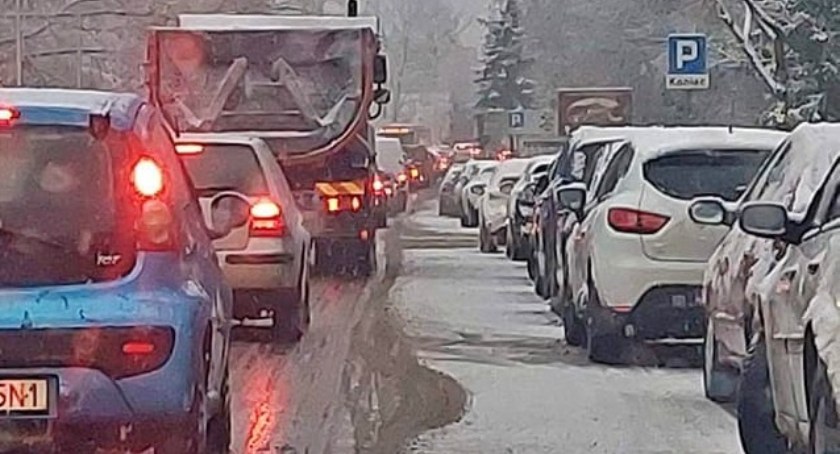 Potężne korki na jeleniogórskich drogach po tragicznym wypadku
