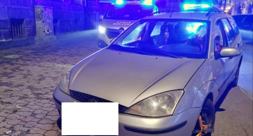 Chciała odjechać z blokadą na kole. Nie miała prawa jazdy