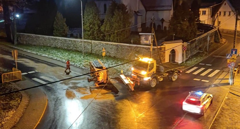 Janowice Wielkie - Na ostrym zakręcie piaskarka spadła z samochodu ciężarowego