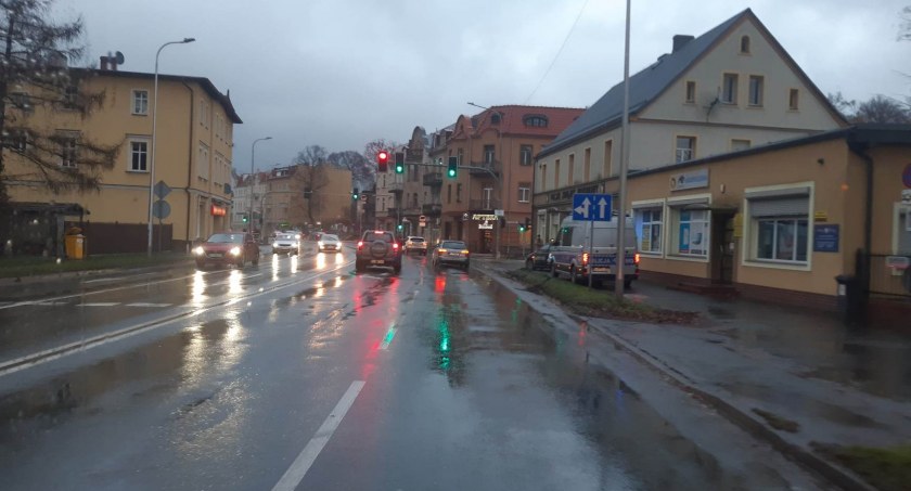 Koło Małej Poczty samochód staranował znak i wjechał na chodnik