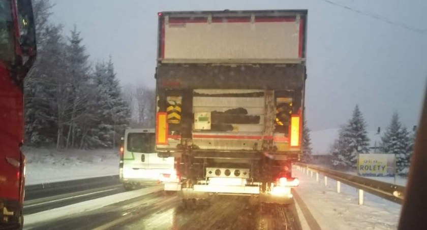 Utrudnienia na krajowej trójce w Kaczorowie. Ciężarówki blokują przejazd.
