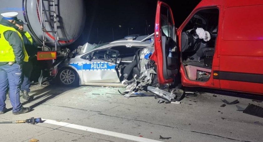 Koszmar na autostradzie. Zmiażdżony radiowóz, policjanci w szpitalu