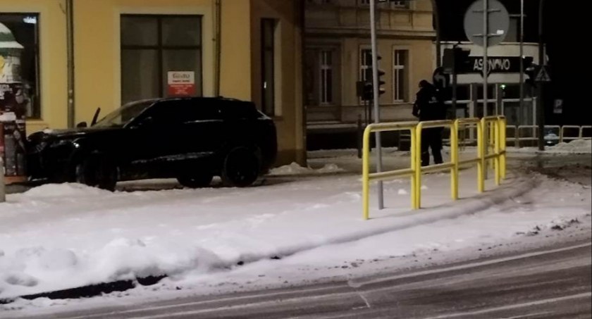 Przejechał przez pasy, wjechał na chodnik i uderzył w słup