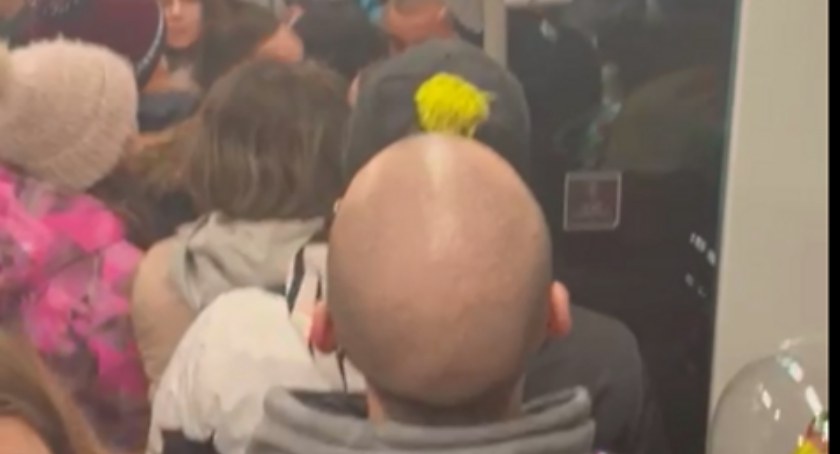 Rośnie popularność Kolei Dolnośląskich. Pociągi coraz bardziej zatłoczone. Pasażerowie walczą o miejsce. (video - uwaga wulgaryzmy)