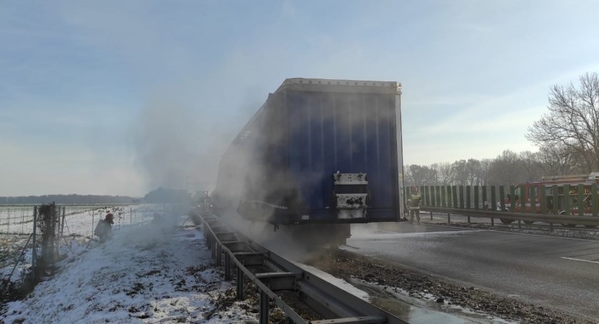 Na autostradzie A4 zapaliła się naczepa przewożąca palety