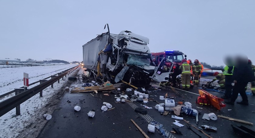 Autostrada A4 w stronę Wrocławia zamknięta. Kierowca uwięziony w kabinie