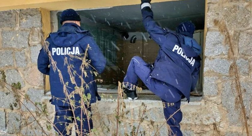 Uratowali przed zamarznięciem mężczyznę i kobietę z dziećmi