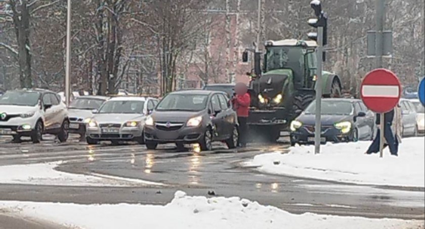 Ciągnikiem rolniczym wjechał w tył osobówki