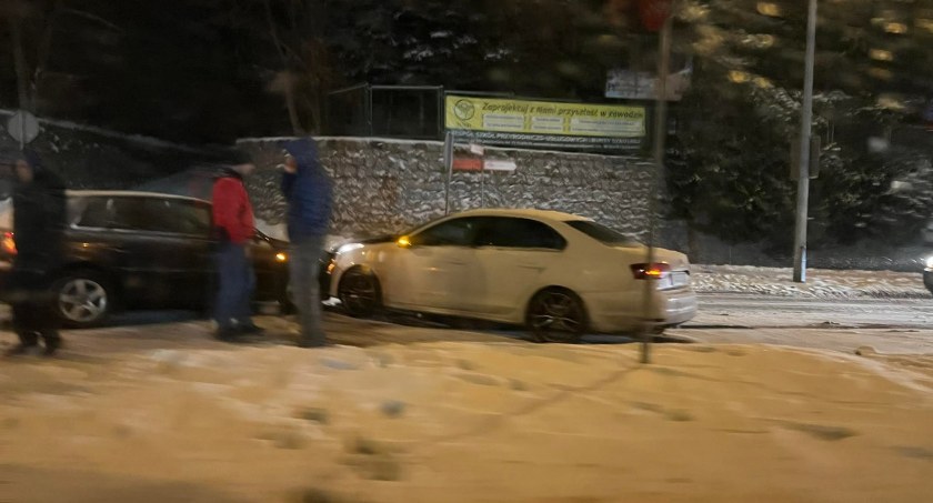 Zderzenie w alei Jana III Sobieskiego. Duże utrudnienia na wyjeździe z Jeleniej Góry