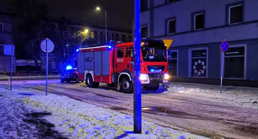 Nocna interwencja przy ulicy Wolności. Matka z dwójką dzieci w szpitalu