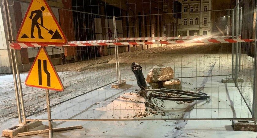 Dopiero ułożona kostka na deptaku już zdjęta