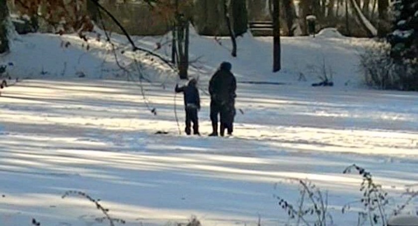 Nieodpowiedzialnie po zamarzniętym stawie