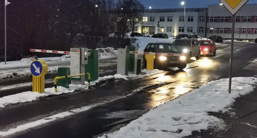 Problemy na parkingu przy jeleniogórskim szpitalu