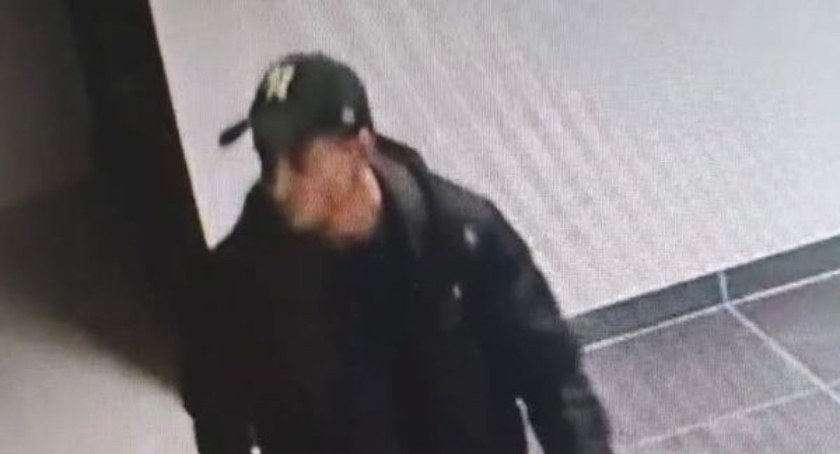 Jelenia Góra - Policja poszukuje mężczyzny ze zdjęć