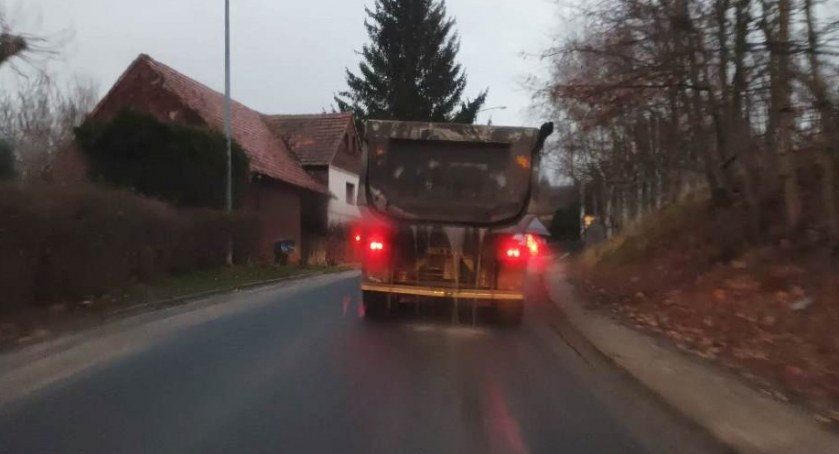 Z ciężarówki na ulicę wylewa się śmierdząca ciecz