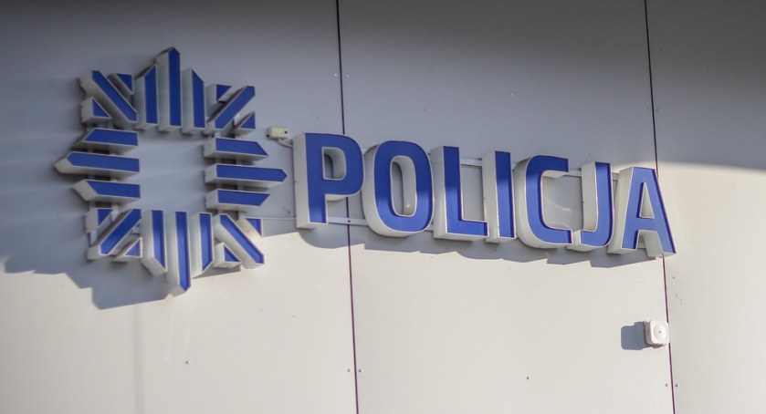 Agresor wypchnął kobietę na jezdnię. Policja szuka świadków zdarzenia