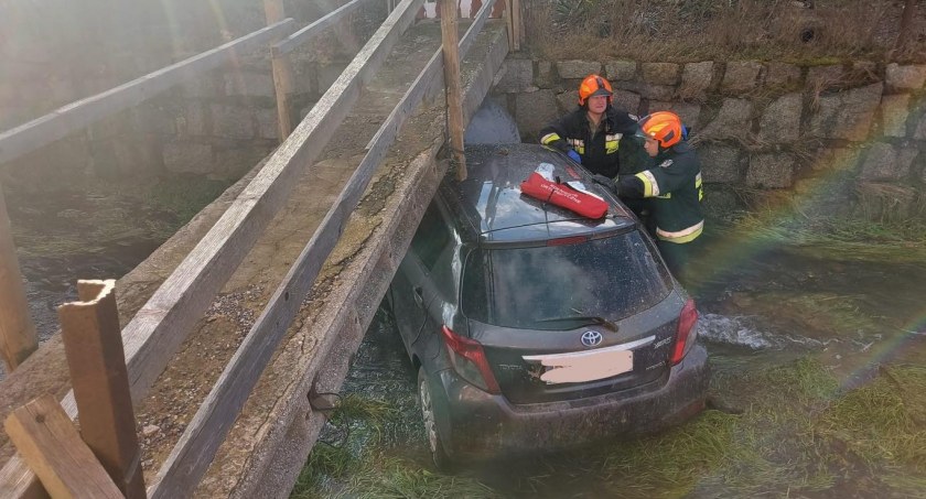Śmiertelny wypadek w Sadach Dolnych. Toyotą wjechał do rzeki