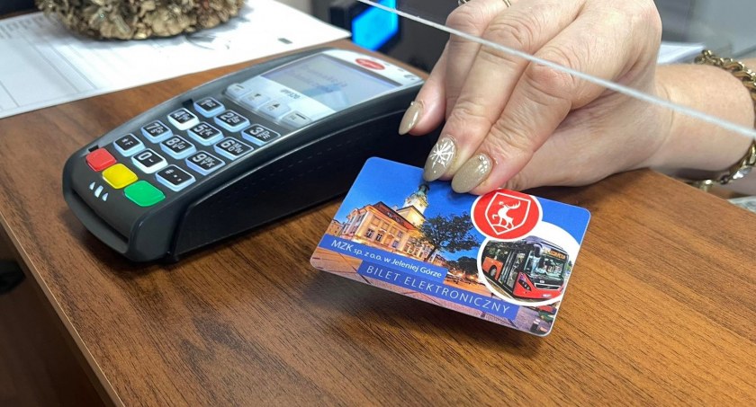 Płatność za bilet autobusowy jedynie kartą. Propozycja spółki MZK