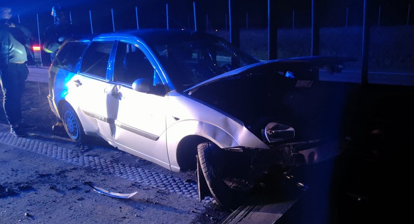 Na autostradzie A4 osobówka przebiła bariery i wylądowała na przeciwległym pasie